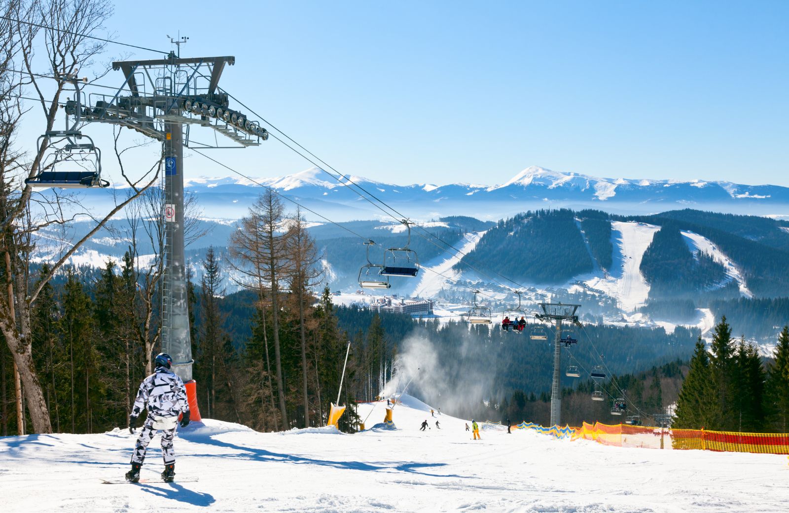 雪山とスキー場